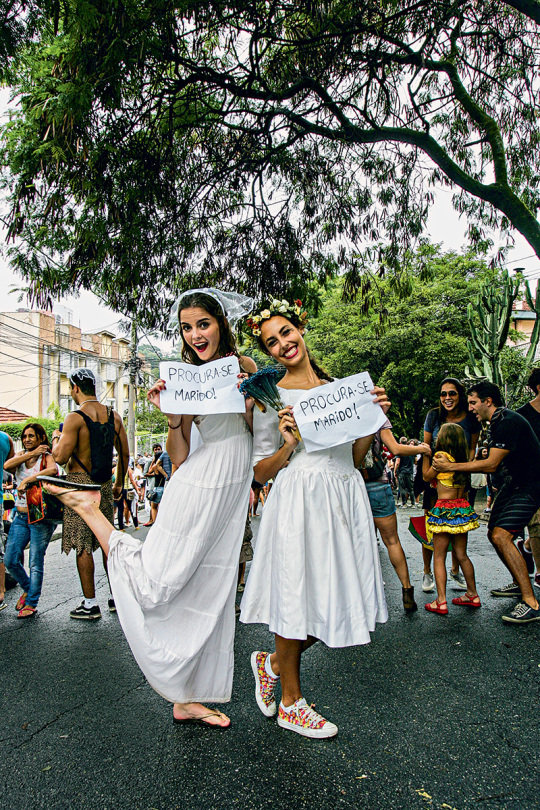 Músicas românticas e mulheres fantasiadas de noivas são a marca do Casa Comigo. (Foto: Mario Rodrigues/Veja SP)