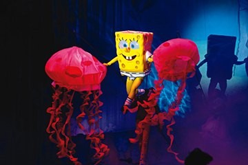 O protagonista e as águas-vivas: visual colorido e personagens manipulados O protagonista e as águas-vivas: visual colorido e personagens manipulados
