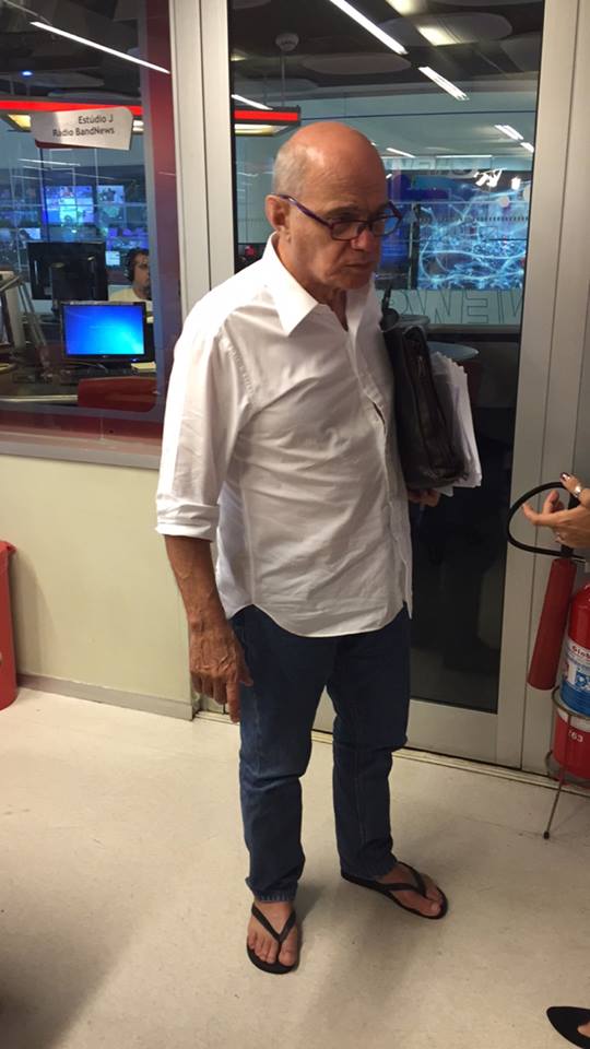 Devido ao calor, Ricardo Boechat apresenta o Jornal da Band de chinelo