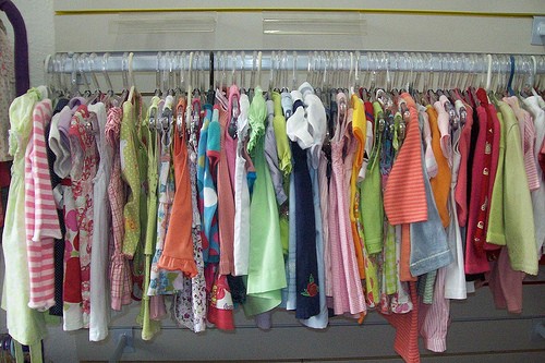 Os vestidos infantis custam na faixa de R$13 e R$36 Os vestidos infantis custam na faixa de R$13 e R$36