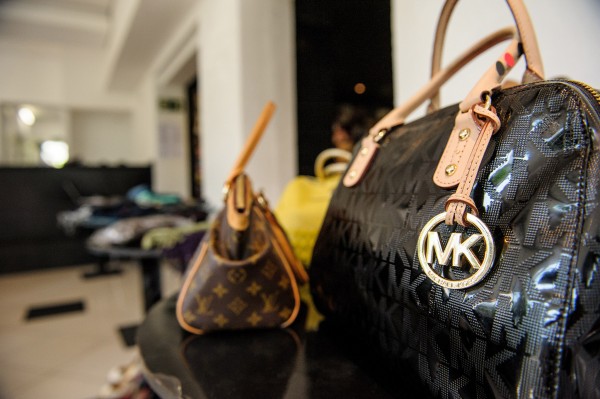 Bolsas da Michael Kors e Louis Vuitton (Fotos: divulgação)