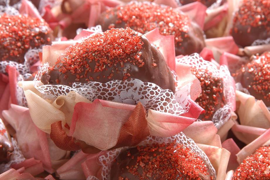 Bombom de morango com doce de leite e chocolate meio amargo