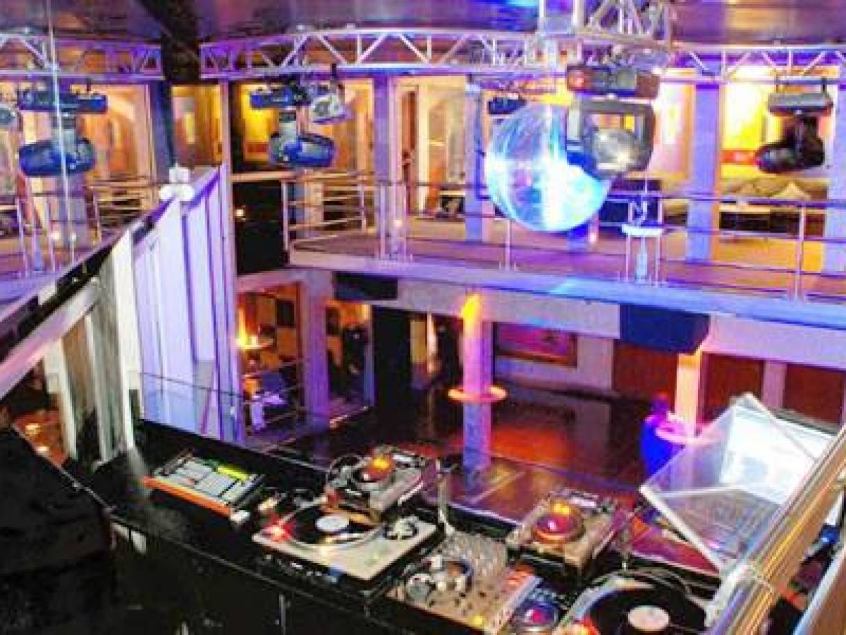 Famosa casa de flashbacks reabre repaginada na Vila Olímpia | VEJA