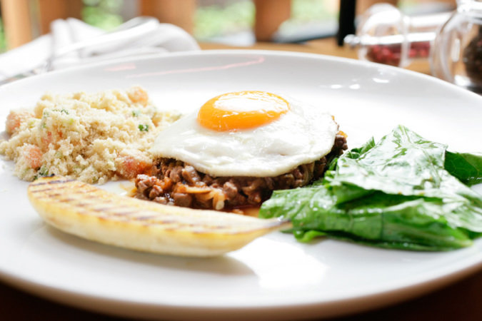 Carne de panela com ovo, banana e farofa: prato do almoço de quinta no Bossa (Foto: Mario Rodrigues)