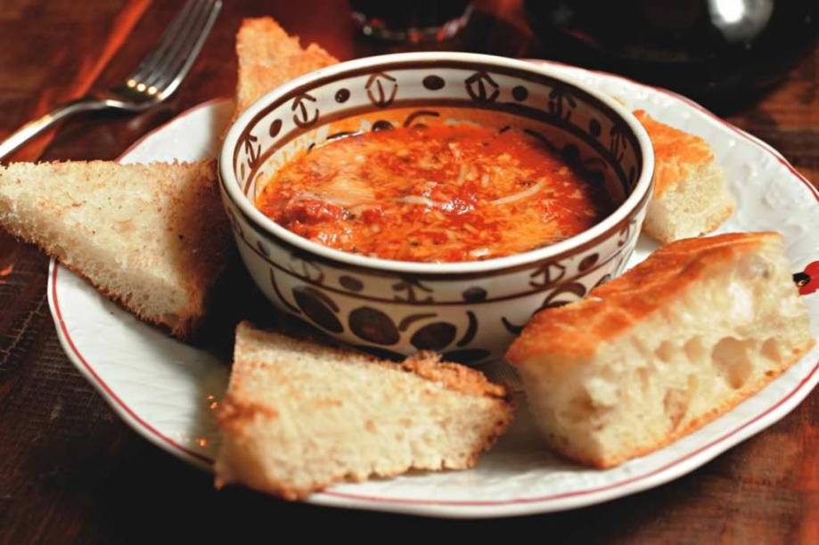 A scarpetta de sugo com calabresa do BottaGallo: molho para passar no pão