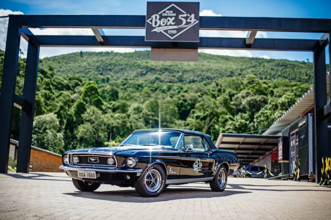 Ford Mustang 1968: um dos esportivos que podem ser pilotados (Foto Alexandre Battibugli)