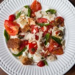 Panzanella: salada feita com lascas de pão, tomate e manjericão