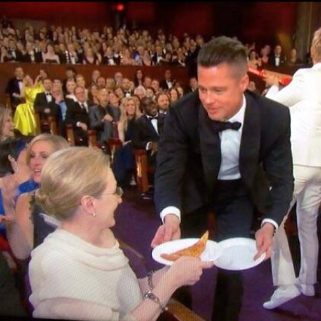 Brad Pitt servindo pizza para Meryl Streep