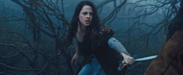Madrasta má: Charlize Theron interpreta uma vilã arrepiante na fita de aventura Branca de Neve e o Caçador