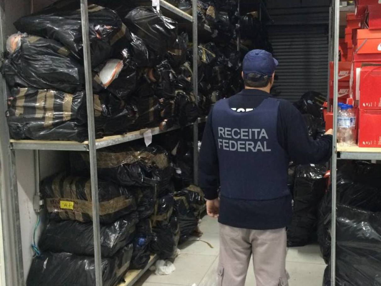 Polícia faz operação de combate a produtos falsificados no Brás