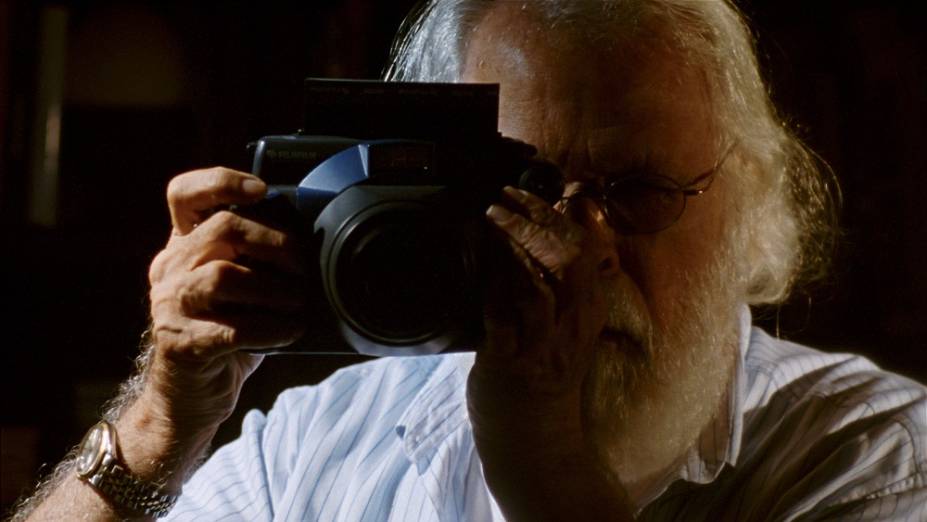 Francisco Brennand e sua Polaroide: cena do documentário de Mariana Brennand Fortes