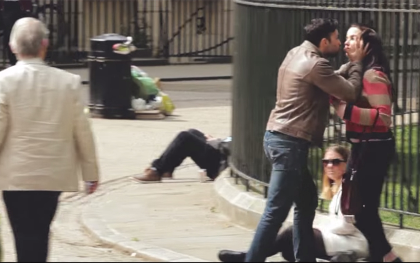 Como reagimos a cenas de brigas de casais? Com câmeras escondidas, um vídeo mostra o resultado do teste