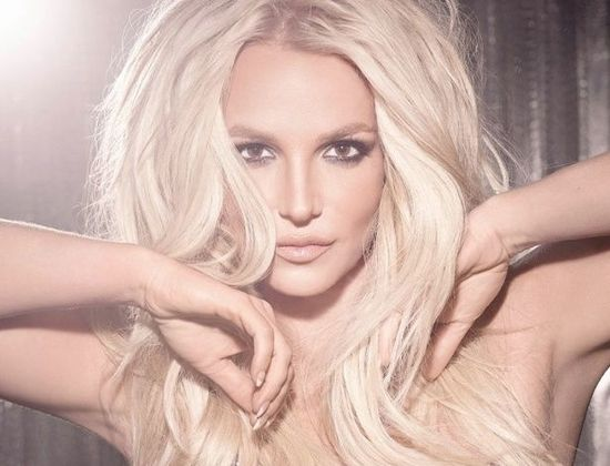 A cantora Britney Spears posando para a foto