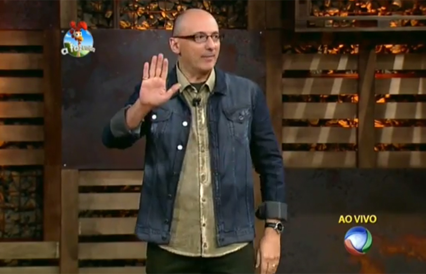 Britto Jr. se irrita durante a votação de “A Fazenda”, ouve gritos e discute ao vivo com ponto eletrônico