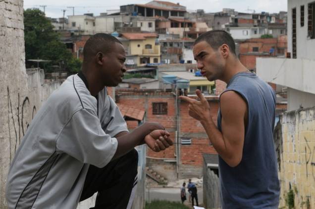 Periferia de São Paulo em foco: Du Bronks e Caio Blat em cena no filme Bróder