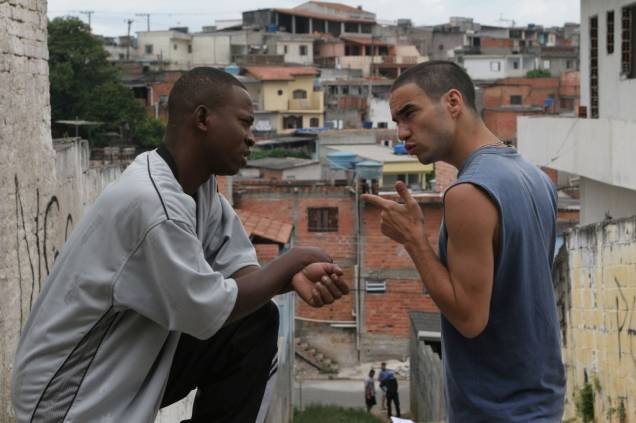 Periferia de São Paulo em foco: Du Bronks e Caio Blat em cena no filme Bróder Periferia de São Paulo em foco: Du Bronks e Caio Blat em cena no filme Bróder