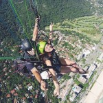 No Rio de Janeiro, Bruna Marquezine voando de paraglider e o instrutor aproveitando para registrar o momento com a ajuda de um “pau de selfie”  (Reprodução/Instagram)