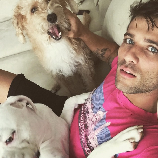 O ator com seus cachorros: Favela e Johny (Foto: Reprodução/Instagram)
