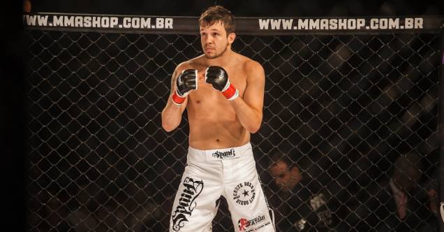 O cantor Bruno do KLB faz a luta principal de MMA do Max Sport