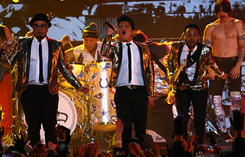 Bruno Mars faz show empolgante no intervalo do Super Bowl; assista