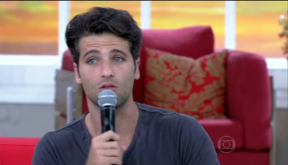 Bruno Gagliasso critica “censura” que beijo gay sofreu na novela “América”