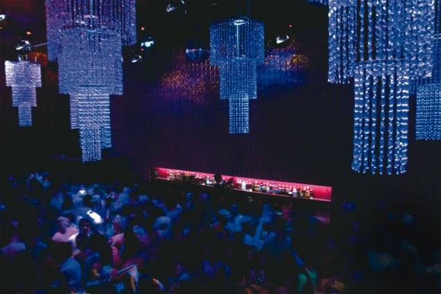 Pista da Bubu Lounge: domingueira tem performance e música eletrônica