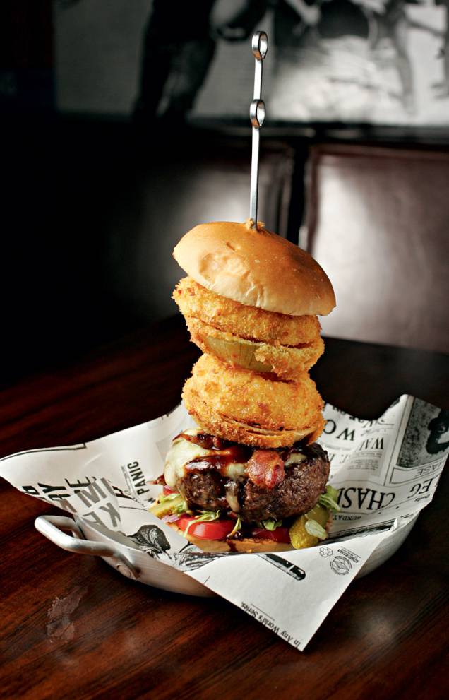 Empire state burger : quatro onion rings sobre 260 gramas de carne