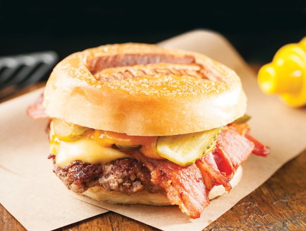 Bullger Lumberjack: hambúrguer, queijo prato, bacon, picles e molho de páprica (Foto: Fernando Moraes)