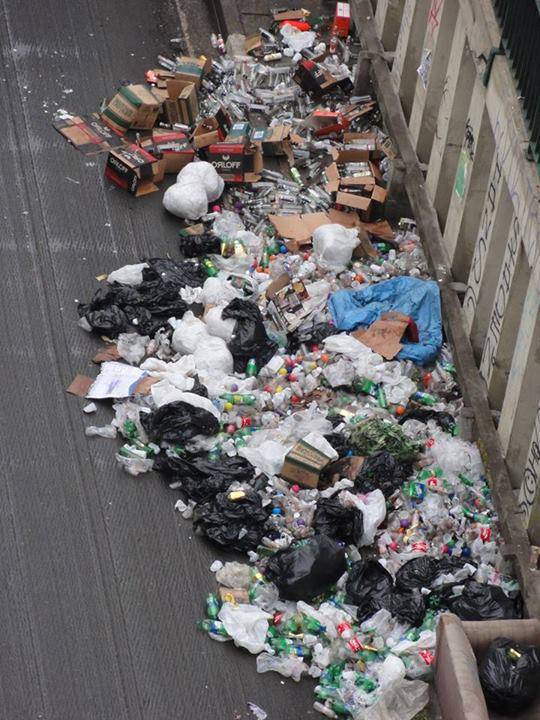 Lixo espalhado depois de festa privada em túnel da Roosevelt