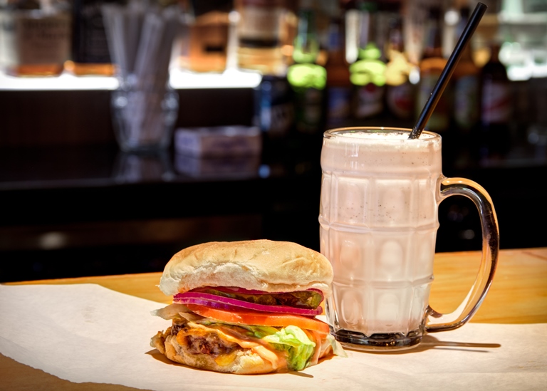 Parceiro para o sanduíche: milk-shake