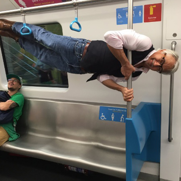 Este avô deu resposta “perfeita” após receber oferta para usar assento preferencial no metrô