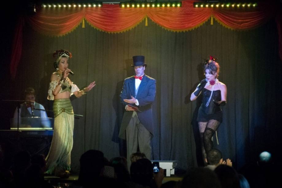 Cabaré Show: doze artistas se revezam no palco