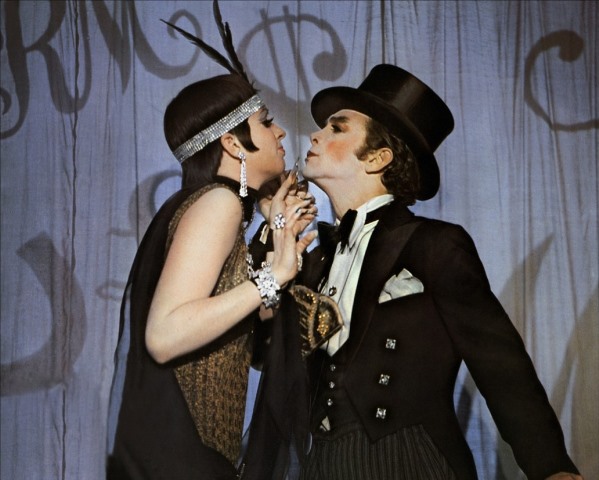 Liza Minnelli e Joel Grey em Cabaret: um dos melhores musicais da história