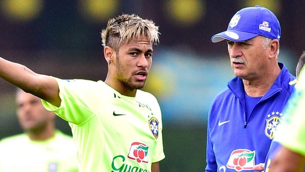 Foto: Loiro, Neymar prendeu cabelo com elástico em treino na