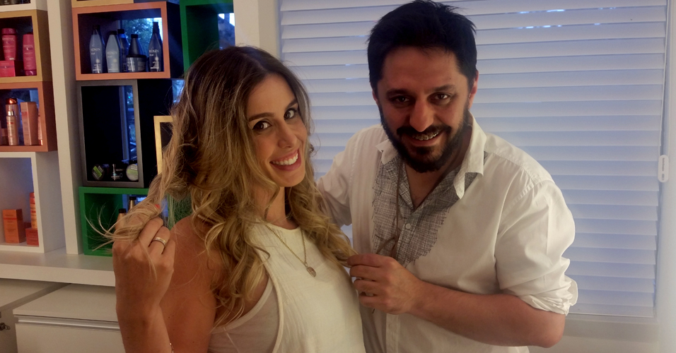 A modelo Caren Lima e o cabeleireiro Sérgio G, depois do teste com o aparelho split-ender pro (Foto: Tatiana Izquierdo)