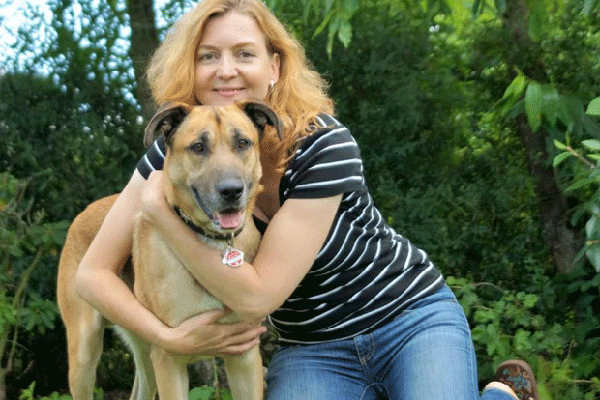Aeromoça adota cachorro que a ‘perseguiu’ em várias viagens à Argentina