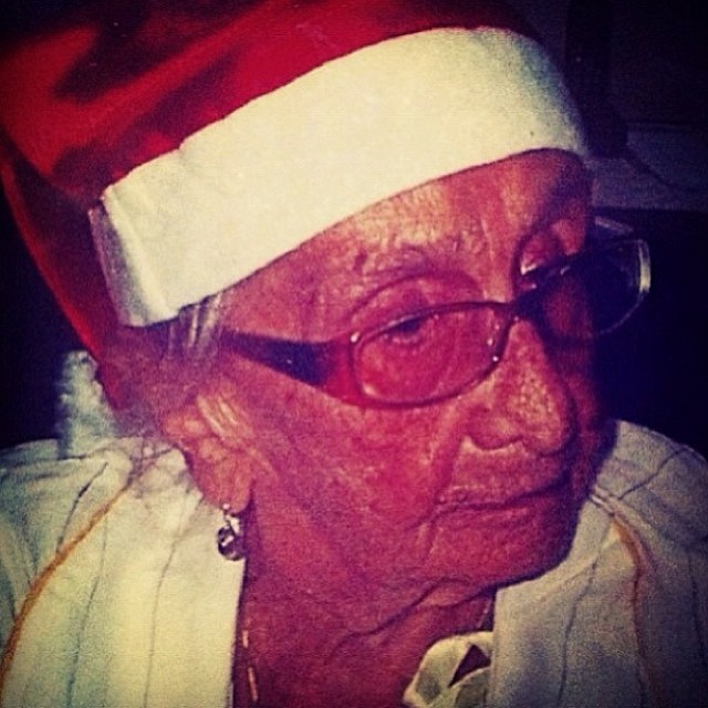 Saudoso da mãe, Caetano Veloso colocou uma foto de Dona Canô com gorro de Papai Noel