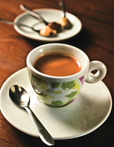 Expresso com trio de brigadeiros: chocolate, capim-santo e castanha-do-pará Expresso com trio de brigadeiros: chocolate, capim-santo e castanha-do-pará
