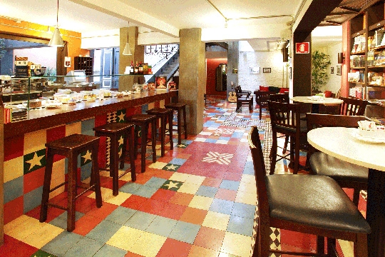 Livraria Sobrado tem bolo de laranja como especialidade da cafeteria Livraria Sobrado tem bolo de laranja como especialidade da cafeteria