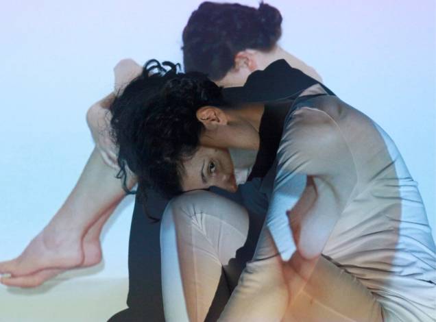 Caibo-me?, com a artista plástica paulistana Mariana Piza e direção corporal de Letícia Sekito Caibo-me?, com a artista plástica paulistana Mariana Piza e direção corporal de Letícia Sekito