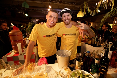 Os bartenders Daniel Arcaide e Caio Bianco:  sonho de trabalhar na TV (Foto: Fernando Moraes)