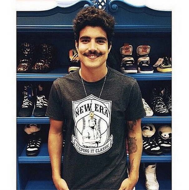 Caio Castro surge com novo visual. Você aprovou?