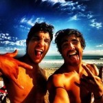 A selfie de Caio Castro e Gabriel Medina na praia (Reprodução/Instagram)