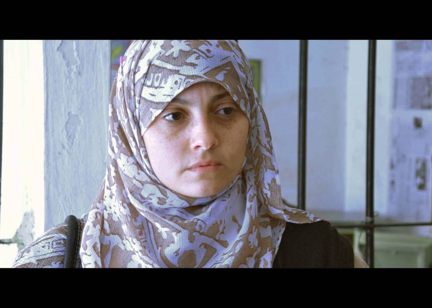 Fayza (Boshra) é constantemente molestada no ônibus: Cairo 678