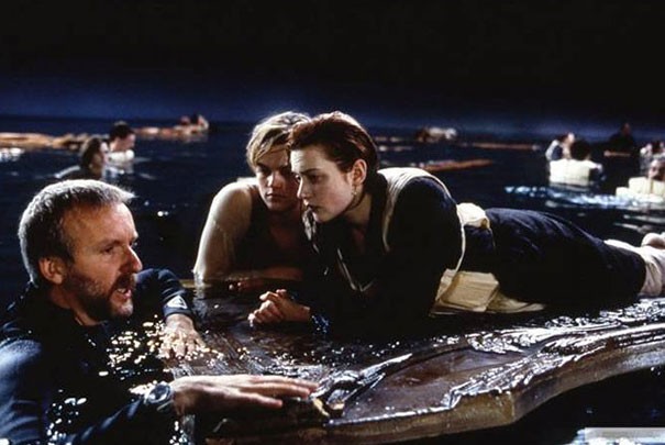 James Cameron, quem diria, também entrou na água para instruir Leonardo DiCaprio e Kate Winslet em Titanic
