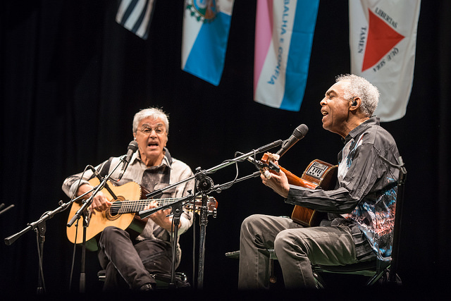 Caetano Veloso e Gilberto Gil relembram trajetória juntos no Citibank Hall; presente no local, Fernando Henrique Cardoso foi ovacionado pelo público