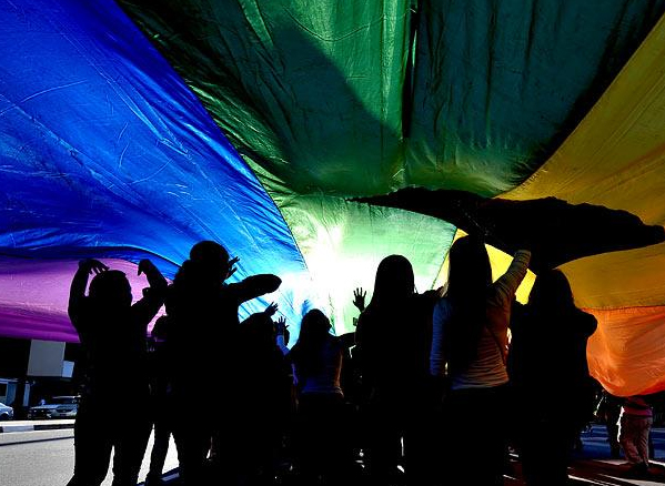 A Caminhada Lésbica ocorre no dia 3 de maio, um dia antes da Parada Gay