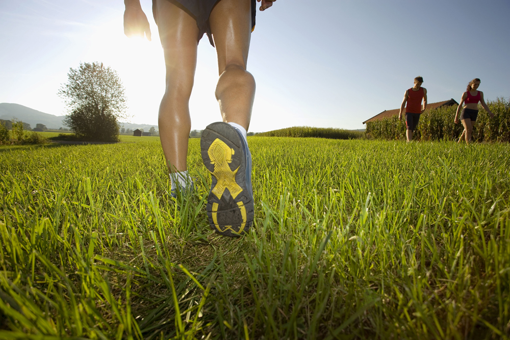 Caminhar ajuda a melhorar o preparo físico e auxilia na perda de peso. Foto: Latinkstok 