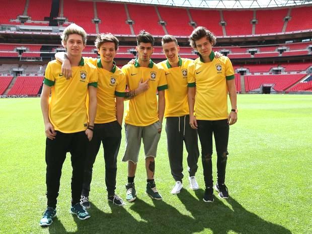 One Direction posa com camisa da seleção brasileira