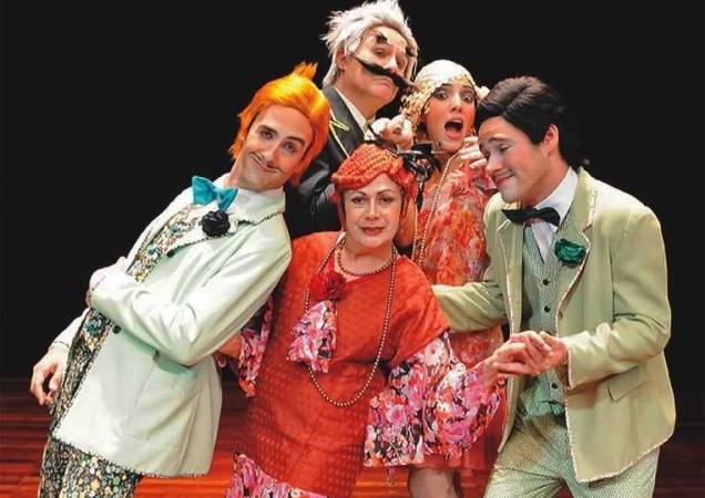 Cadu de Souza, João Bourbonnais, Bárbara Bonnie, Leonardo Santiago e Lourdes Gigliotti no musical Canção de Amor em Rosa